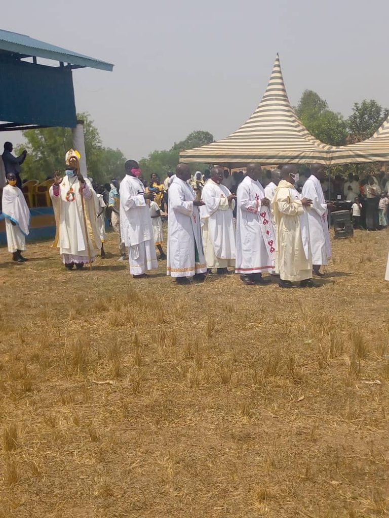 Nio-Kamule: La paroisse Saint Thomas d’Aquin de Panduru commémore le 1er anniversaire de son érection canonique et le jubilé d’argent de son curé